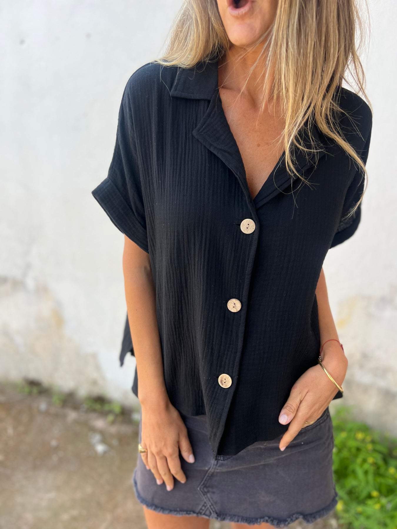 Blusa casual de algodão e linho com lapela e botões de mangas curtas
