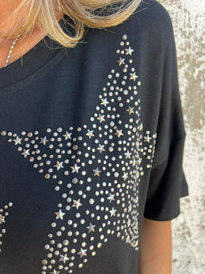Camiseta com letras e pedrarias em formato de estrela