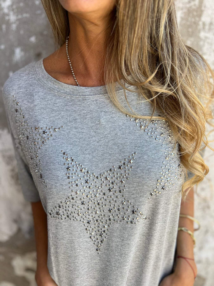Camiseta com letras e pedrarias em formato de estrela