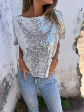 Camiseta com Paetês e Design Aberto nas Costas
