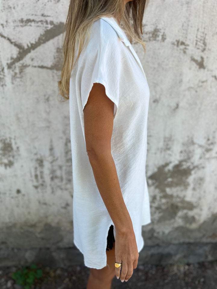 Blusa Branca de Algodão com Botões e Mangas Curtas