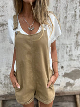 Shorts com Bolsos de Fivela e Suspensórios