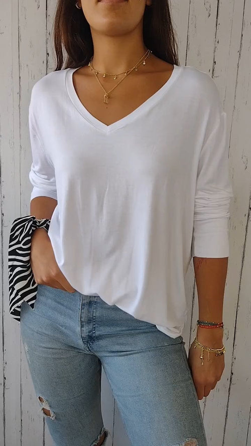 Camisa confortável com decote em V e mangas médias