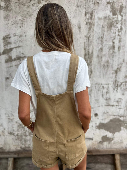Shorts com Bolsos de Fivela e Suspensórios