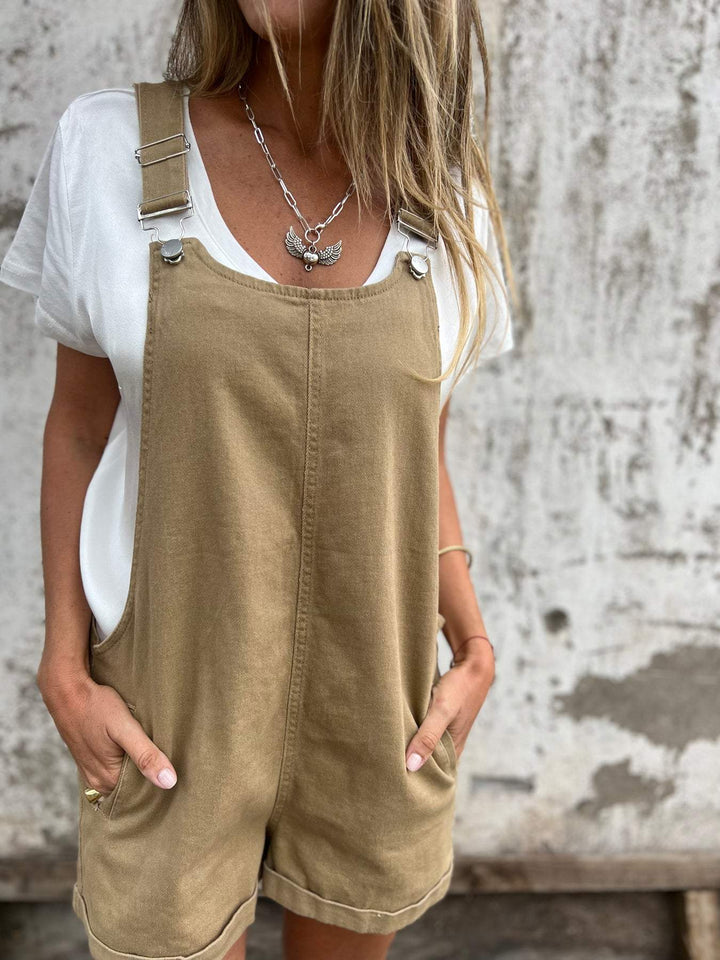 Shorts com Bolsos de Fivela e Suspensórios