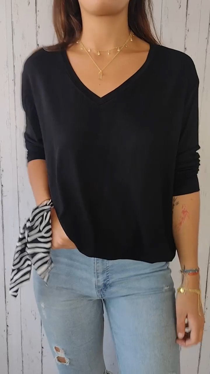 Camisa confortável com decote em V e mangas médias