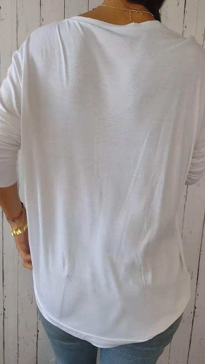 Camisa confortável com decote em V e mangas médias