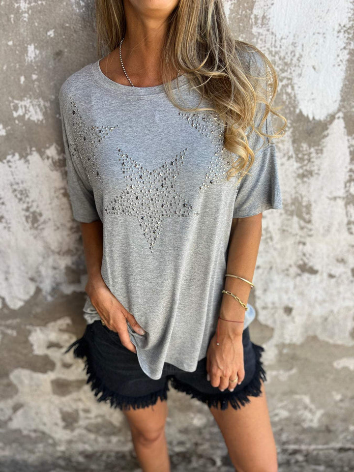 Camiseta com letras e pedrarias em formato de estrela