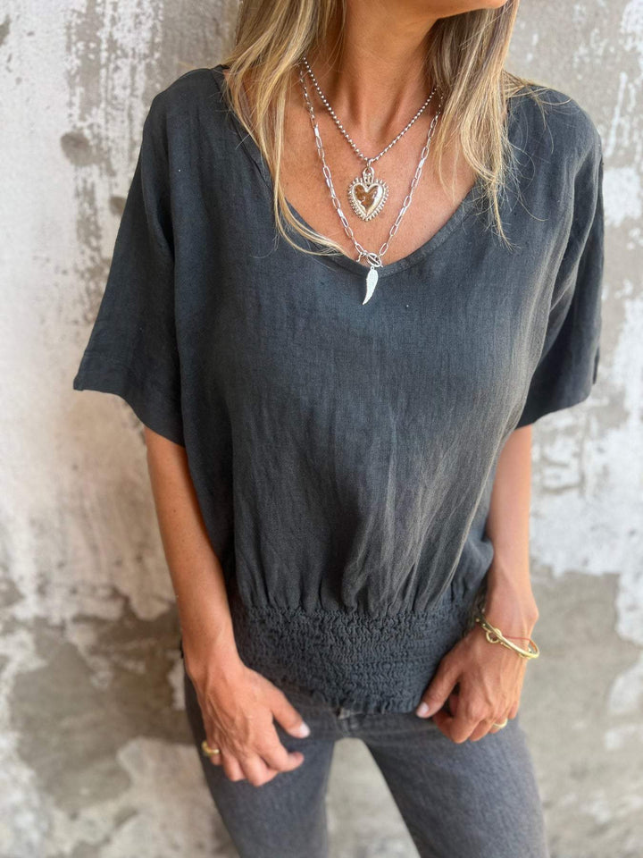 Camiseta confortável acinturada com decote em V