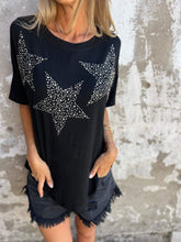 Camiseta com letras e pedrarias em formato de estrela