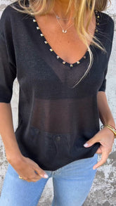 Camiseta com decote em V e design de rebites
