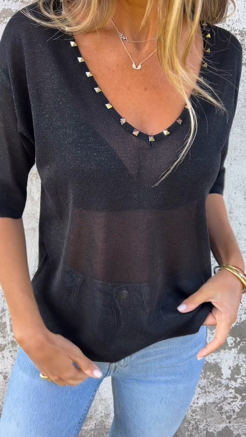 Camiseta com decote em V e design de rebites