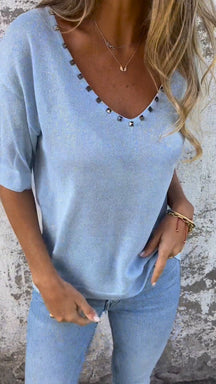 Camiseta com decote em V e design de rebites