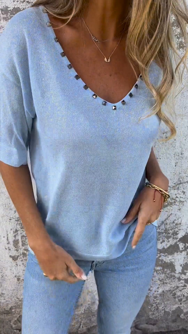 Camiseta com decote em V e design de rebites