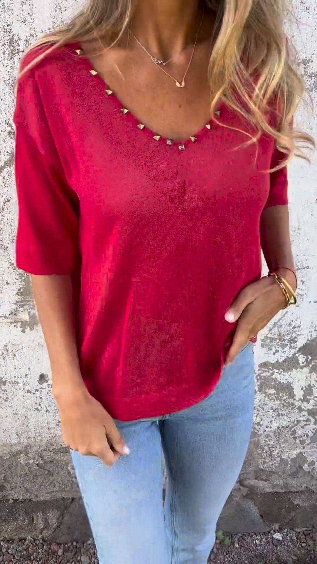 Camiseta com decote em V e design de rebites