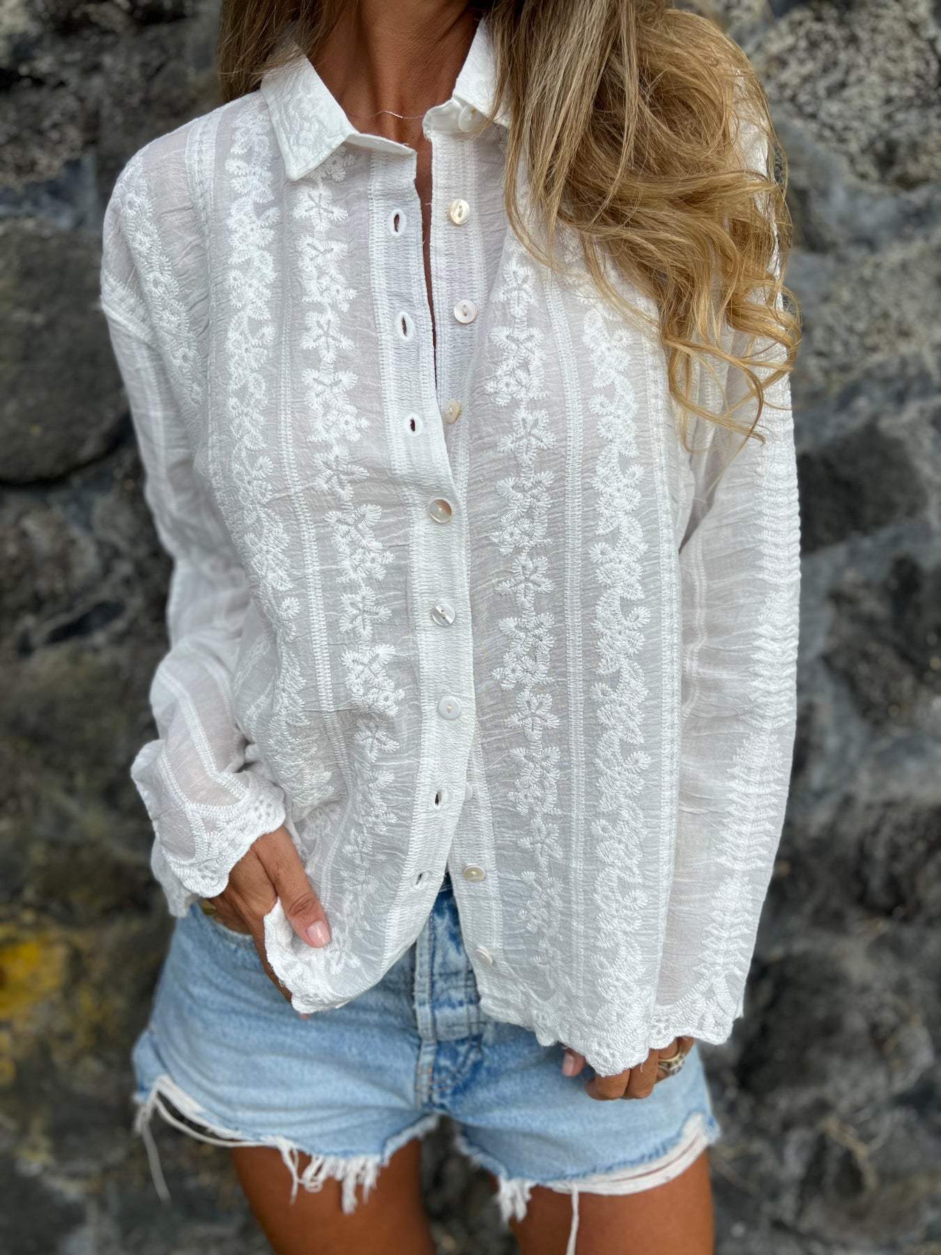 Camisa com Lapela Bordada