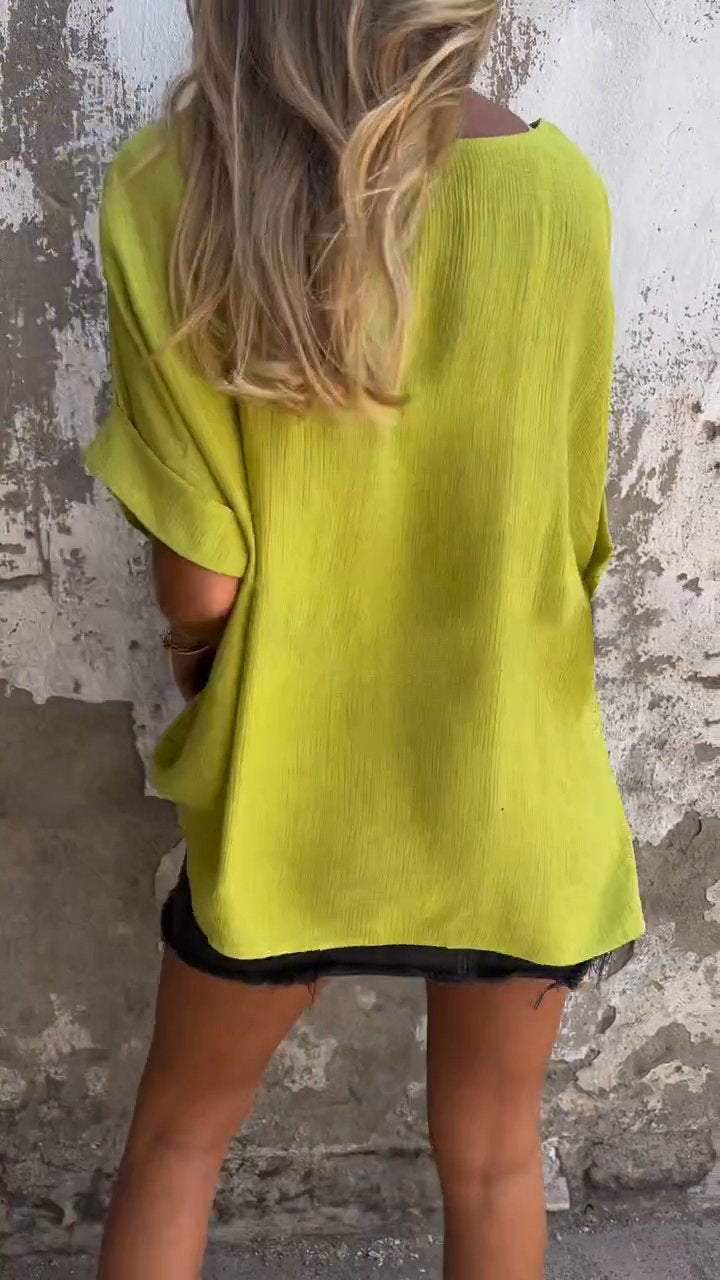 Top casual com mangas médias e decote em V