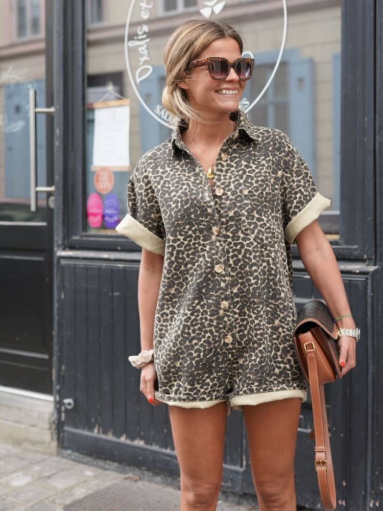 Macacão Curto Casual com Botões Frontais Animal Print Lisa