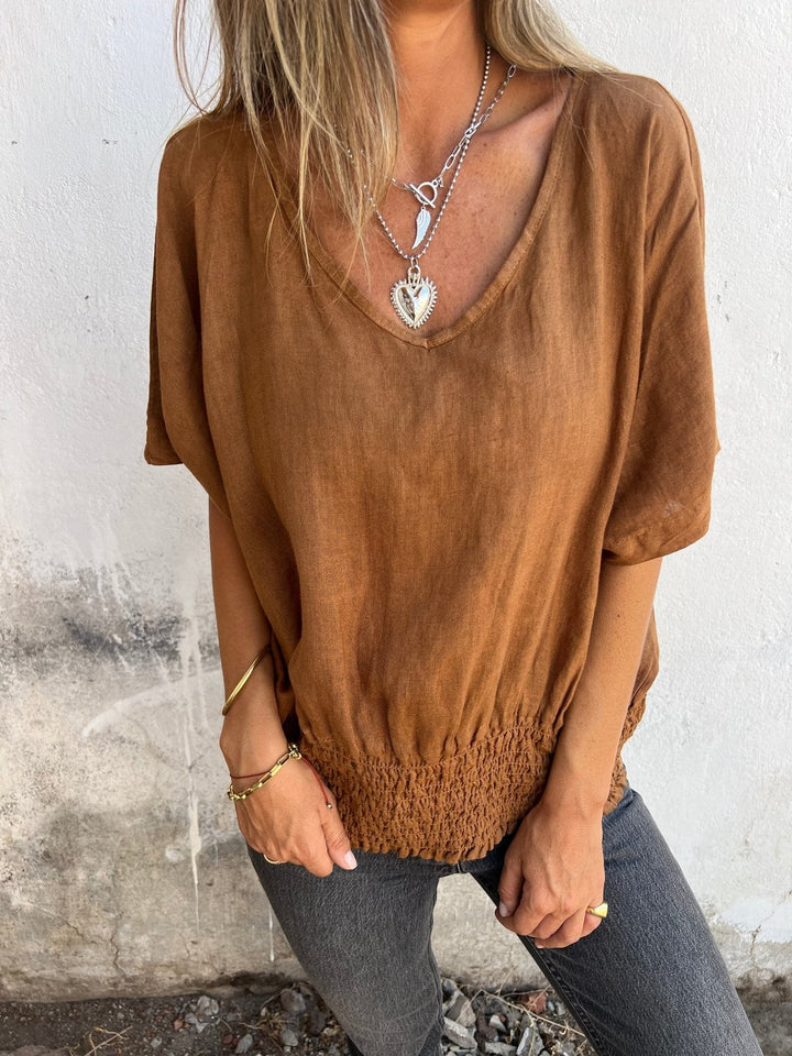 Camiseta confortável acinturada com decote em V