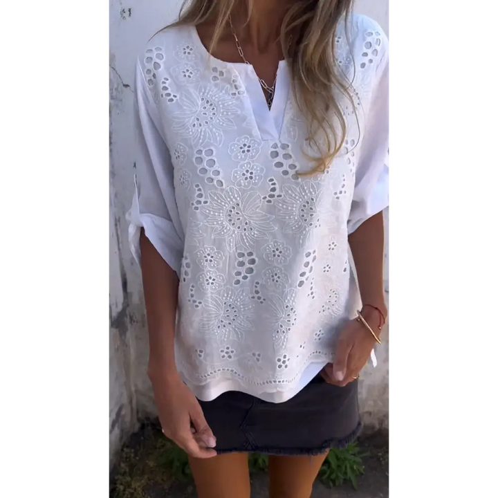 Top bordado com decote em V recortes e mangas médias