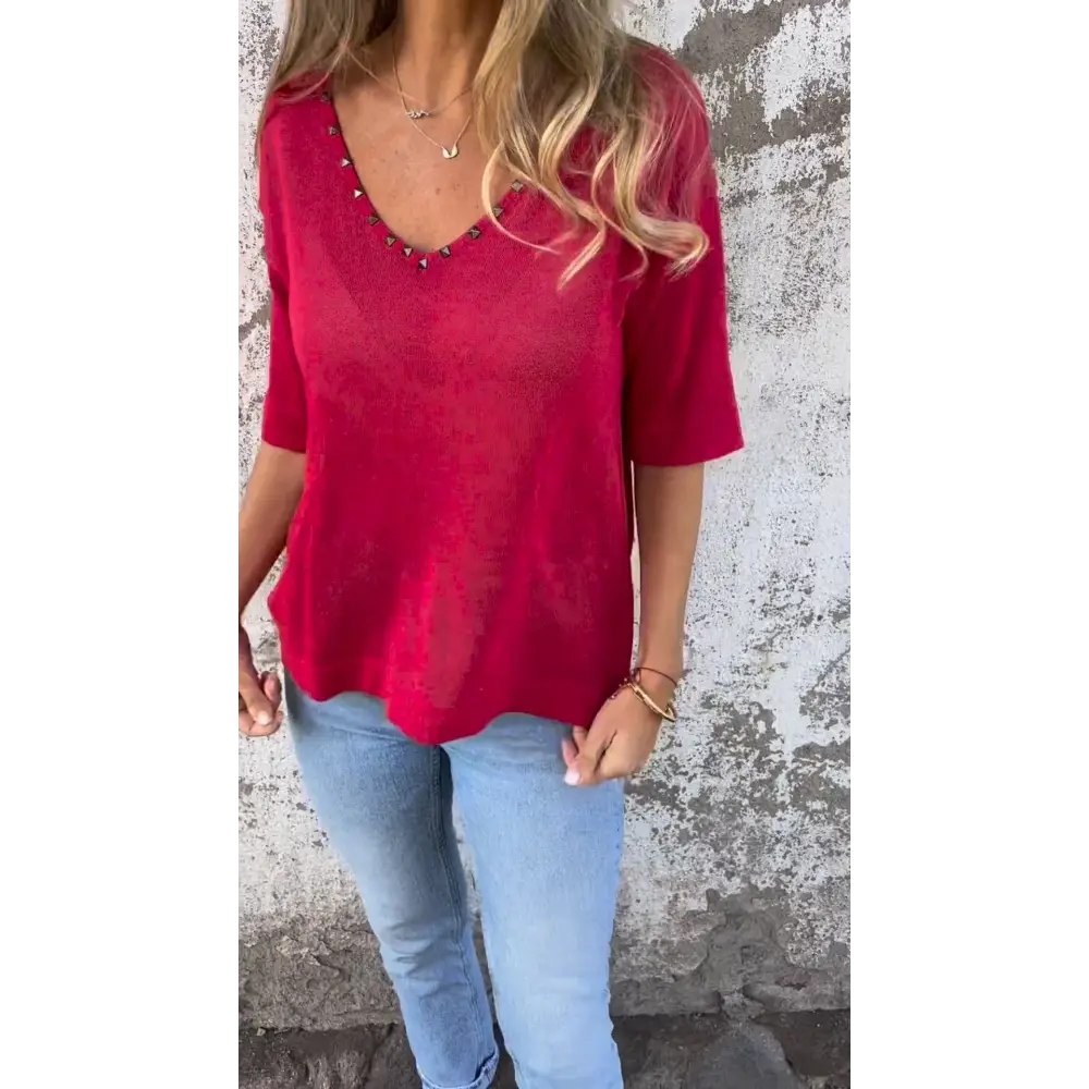Top com decote em V adornado com diamantes
