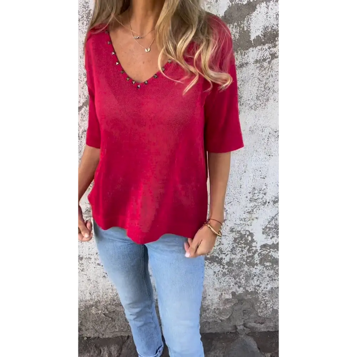 Top com decote em V adornado com diamantes