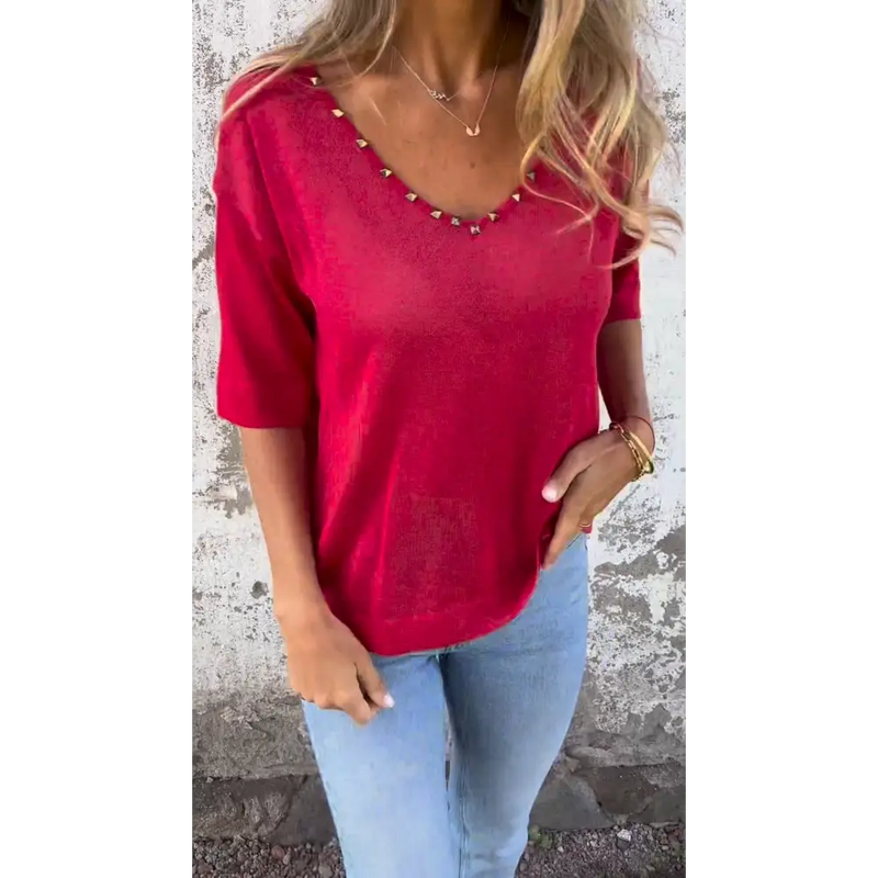 Top com decote em V adornado com diamantes