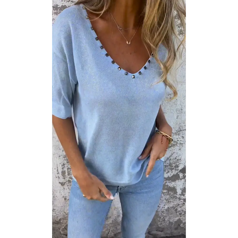 Top com decote em V adornado com diamantes