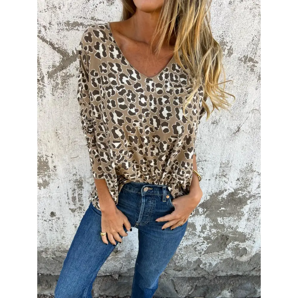 Top com estampa de leopardo e decote em V