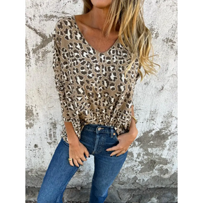 Top com estampa de leopardo e decote em V