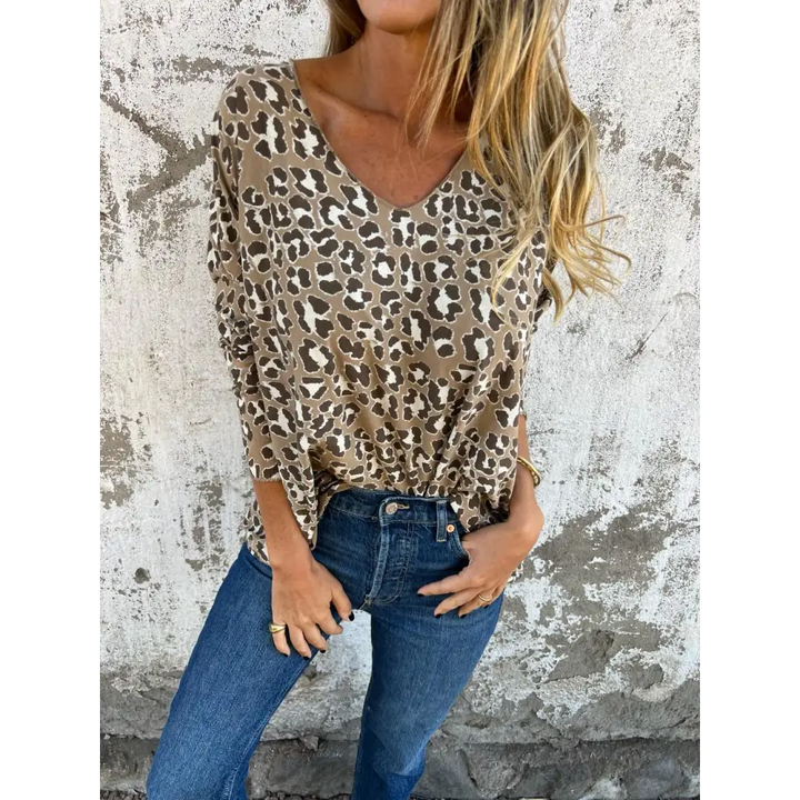 Top com estampa de leopardo e decote em V