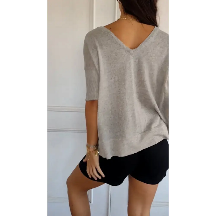 Top confortável com decote em V e mangas curtas