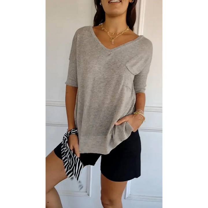 Top confortável com decote em V e mangas curtas