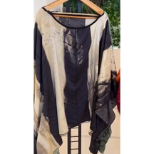 Top Feminino Colorido com Gola Redonda e Ombro à Mostra