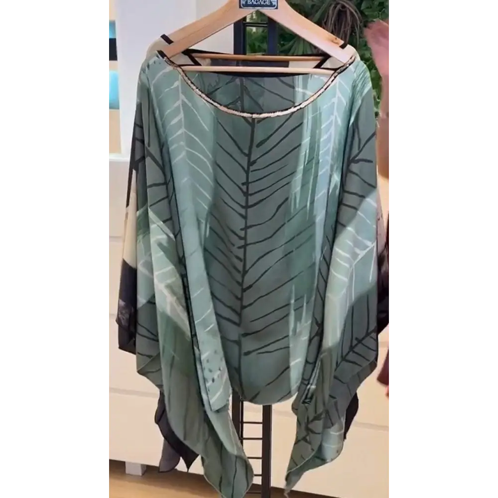 Top Feminino Colorido com Gola Redonda e Ombro à Mostra