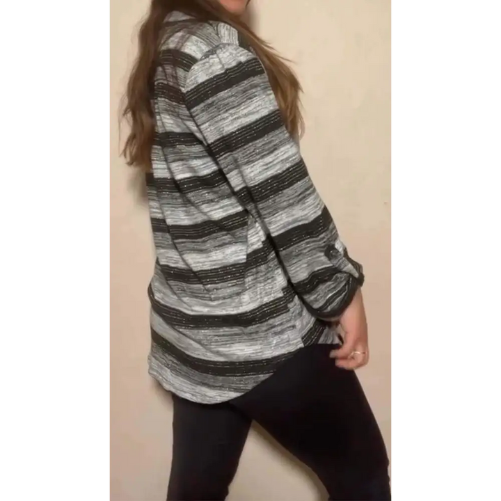 Top feminino com estampa listrada e mangas longas