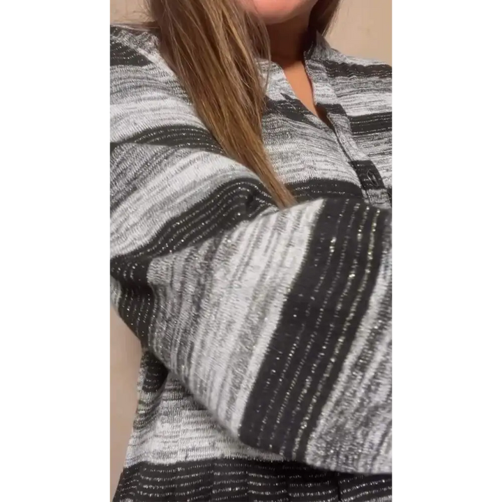 Top feminino com estampa listrada e mangas longas