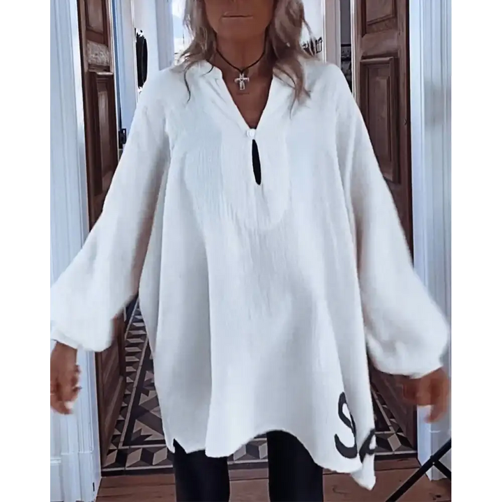 Top feminino de algodão e linho com decote em V e letras