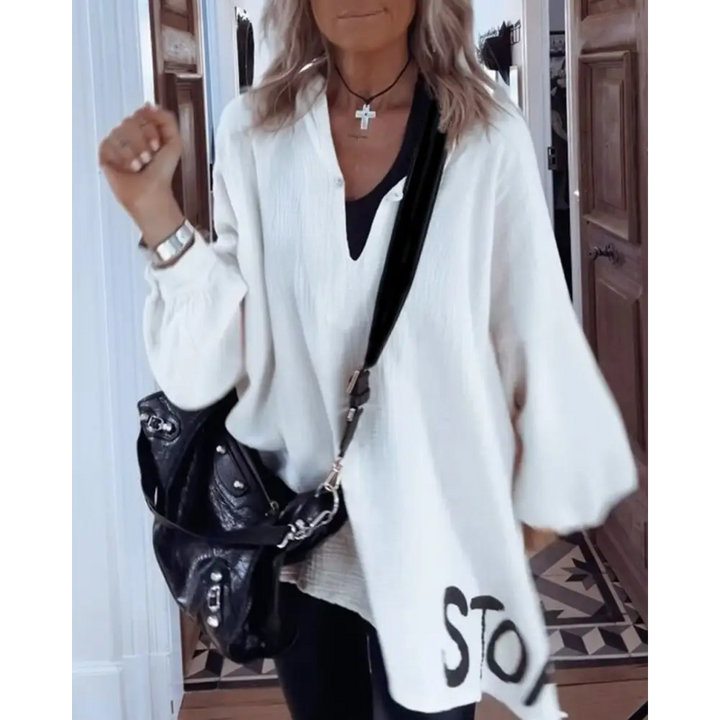 Top feminino de algodão e linho com decote em V e letras