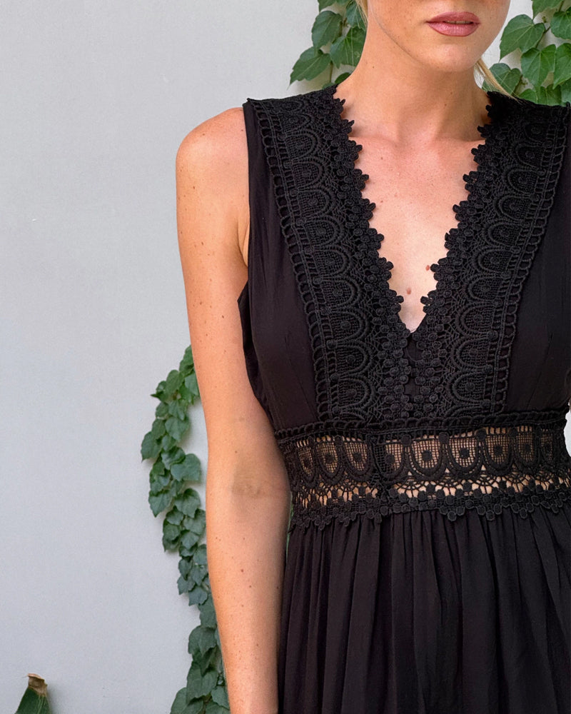 Vestido Regata com Decote V em Renda